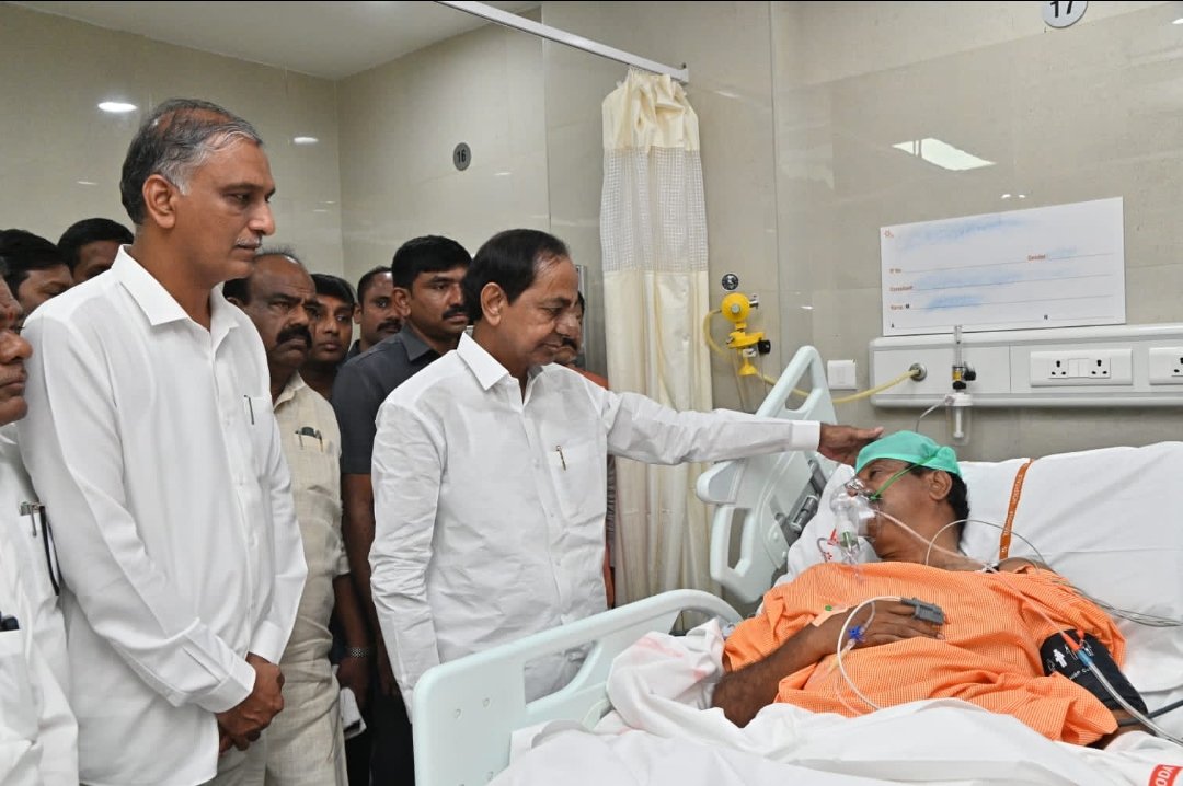 patvesss's tweet photo. CM #KCR यांनी मेडकचे खासदार आणि दुब्बका बीआरएस आमदार उमेदवार कोटा प्रभाकर रेड्डी यांची भेट घेतली, ज्यांना हत्येच्या प्रयत्नानंतर (तीव्र वार) रुग्णालयात उपचार घेत आहेत आणि त्यांच्या कुटुंबातील सदस्यांना धीर दिला.
मुख्यमंत्र्यांनी डॉक्टरांना चांगले उपचार देण्याचे आदेश दिले. https://t.co/aKW4G9TSg9