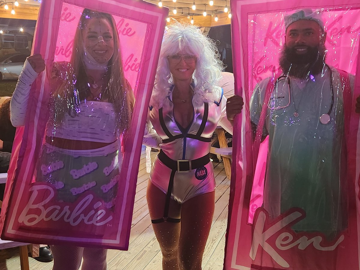 RebaFitness's tweet photo. Galaxy girl Reba with Barbie and Ken.
#Halloween2023 #Costumeparty #dressupisfun #rebafitness #maturefit #lifestyle #womenover60 https://t.co/vmqKGLBUOJ