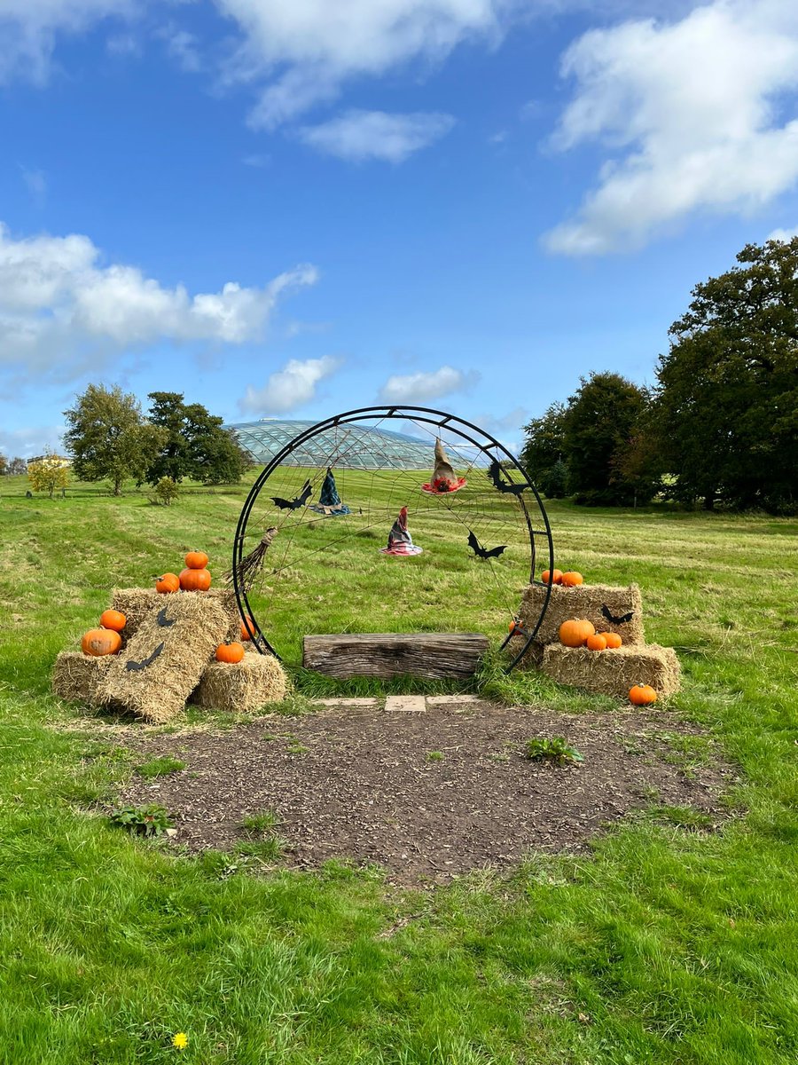 walesbotanic's tweet image. Calan Gaeaf Hapus oddi wrth yr Ardd Fotaneg Genedlaethol Cymru! 🎃

Ymunwch â ni am hwyl hanner tymor Calan Gaeaf gwych, mae llawer i'w wneud drwy'r wythnos i'r teulu cyfan - Gweler yr Amserlen 🎃

#GarddCymru #CalanGaeaf #HannerTymor #Archwilio #Cymru
