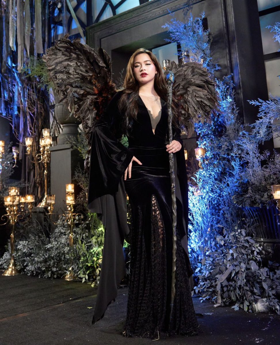 Jillianatics23's tweet photo. Jillian dazzled the crowd at Sparkle Spell 2023 as she embodied the mysterious allure of a Dark Angel, donning a captivating costume complete with flowing black wings. ✨🤍
#JillianWard #GMATeenQueen #StarOfTheNewGen #SparkleSpell2023 https://t.co/1sBsAnD7zi