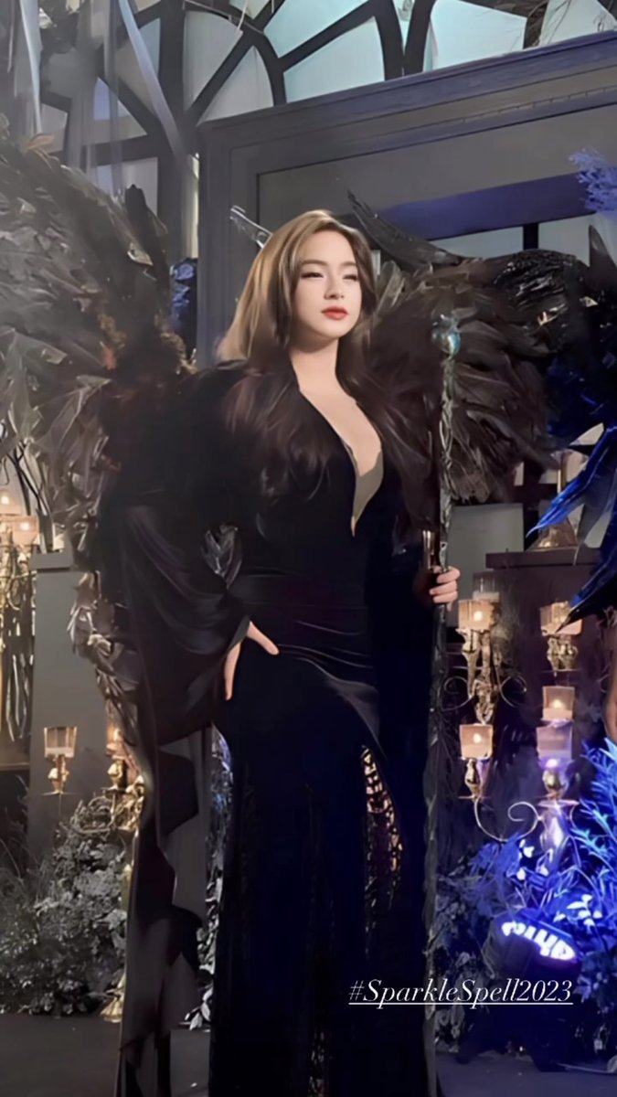 Jillianatics23's tweet photo. Jillian dazzled the crowd at Sparkle Spell 2023 as she embodied the mysterious allure of a Dark Angel, donning a captivating costume complete with flowing black wings. ✨🤍
#JillianWard #GMATeenQueen #StarOfTheNewGen #SparkleSpell2023 https://t.co/1sBsAnD7zi