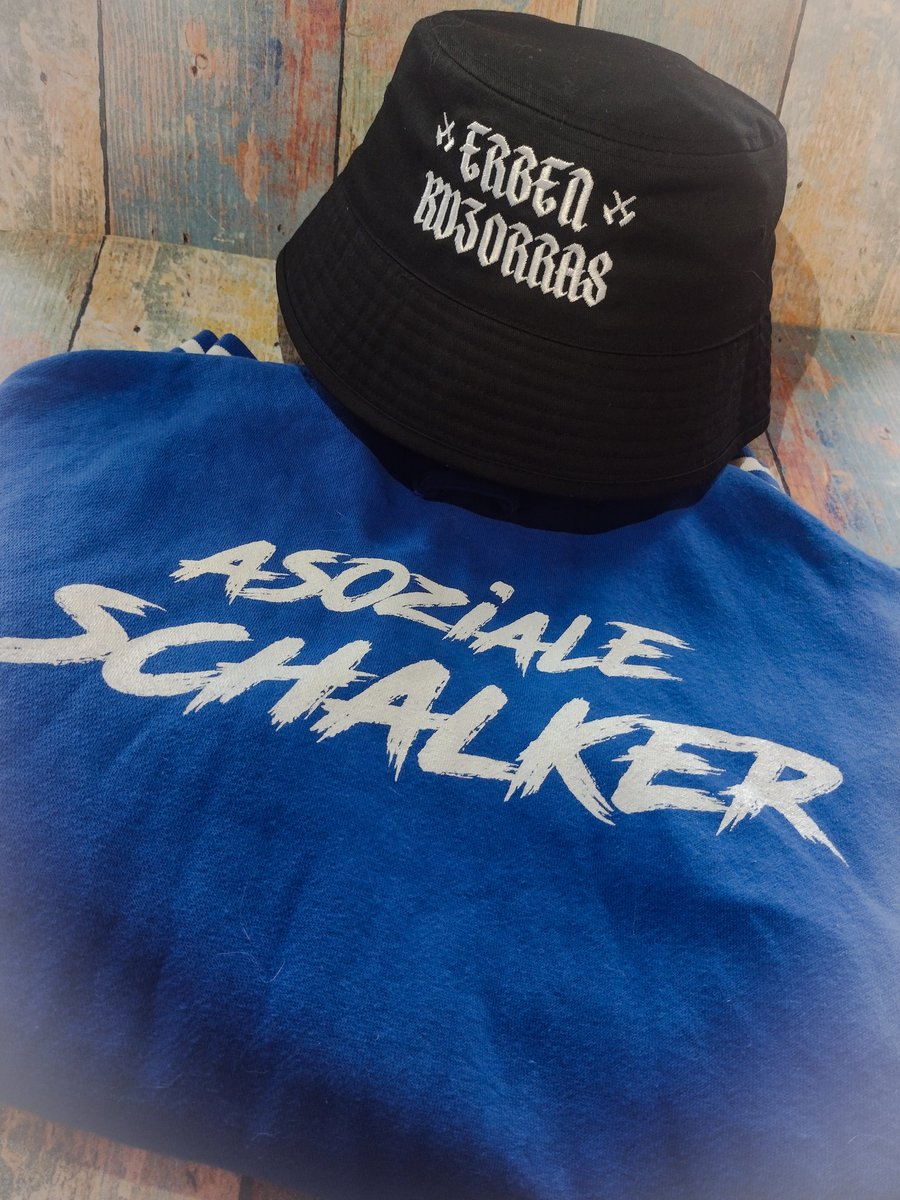 HammerSchlaegel's tweet photo. Outfit steht!
Wir haben uns heute für den "ERBEN KUZORRAS" Fischerhut aus unserer "SEIT 1904" Kollektion entschieden. Das ganze kombinieren wir mit nem KLASSIKER, der "ASOZIALE SCHALKER" College-Jacke!
"VORWÄRTS SCHAAAALKEEEE!"
Zum Shop:
https://t.co/9SuSEj3RAT
#s04 #stps04 https://t.co/x5ElPtrgeF