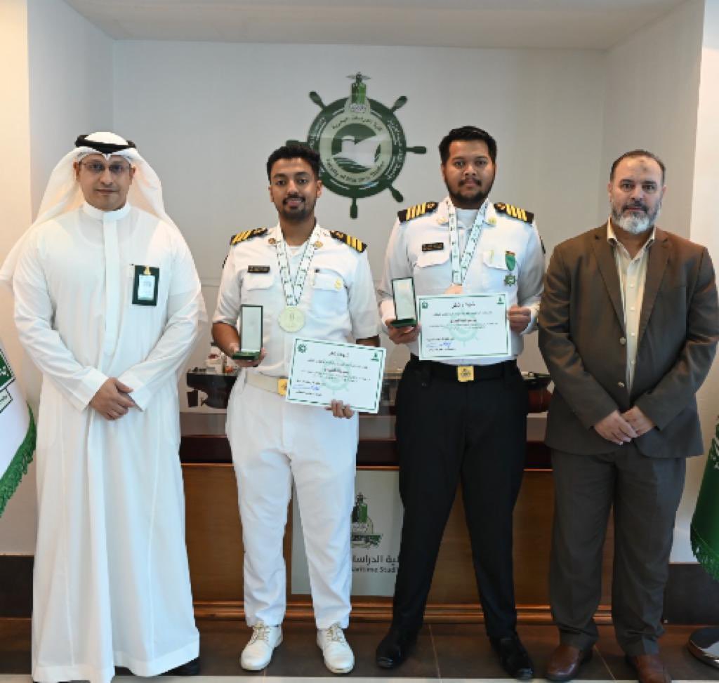 كَرّمَ سعادة وكيل #كلية_الدراسات_البحرية للشؤون التعليمية د. شادي بن نجيب الغفاري وبحضور سعادة مشرف الأنشطة الطلابية د. أحمد أبو العنين الطالب محمد خالد العمودي بمناسبة تحقيقه المركز الثاني في بطولة التايكوندو للكليات والطالب يونس أحمد الهندي بمناسبة تحقيقه المركز الثالث في نفس