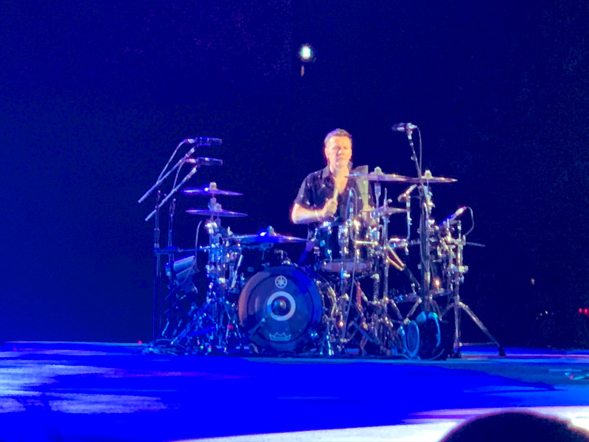 rivo_max's tweet photo. @daniDpVox @TalkTonight27 @joeahorro @U2 @U2Community Happy birthday 💚 Larry M. J. I hope to see you again on stage soon. https://t.co/TfsKDPGGbA