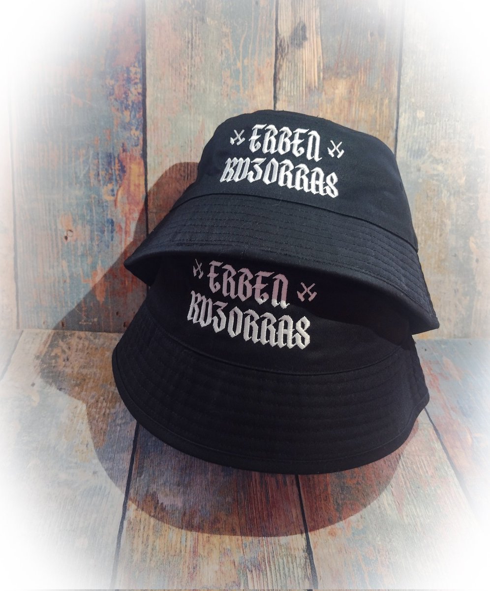 HammerSchlaegel's tweet photo. Outfit steht!
Wir haben uns heute für den "ERBEN KUZORRAS" Fischerhut aus unserer "SEIT 1904" Kollektion entschieden. Das ganze kombinieren wir mit nem KLASSIKER, der "ASOZIALE SCHALKER" College-Jacke!
"VORWÄRTS SCHAAAALKEEEE!"
Zum Shop:
https://t.co/9SuSEj3RAT
#s04 #stps04 https://t.co/x5ElPtrgeF