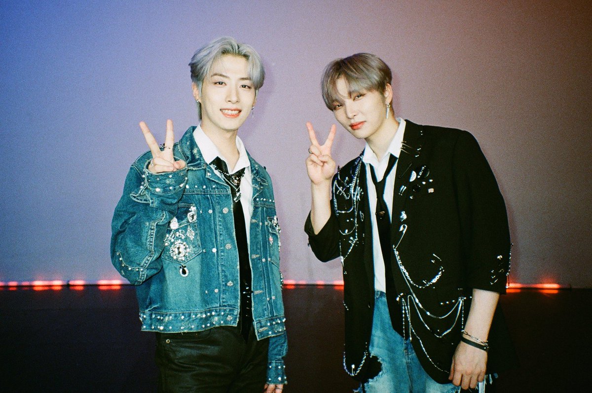 | #M2film 📸 311023 |

Preciosas memórias de outubro com #ONEUS foram postadas pela M2, com direito a fotinha com cada um dos hyungs 🫂

#원어스 #XION #시온 #TOMOON #투문