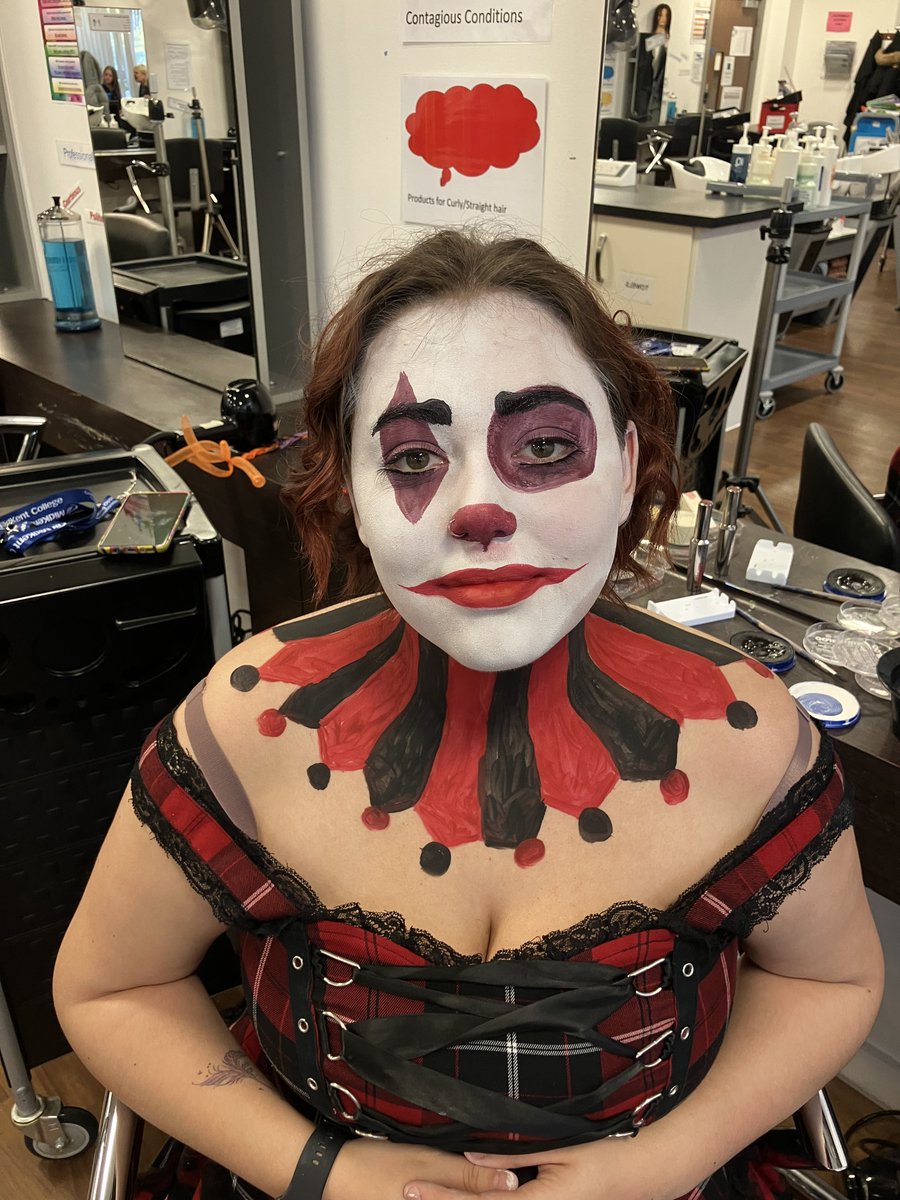 Happy Howl-oween! 🎃 Our LRCs have put together a display with some Halloween-themed books to read, Level 1 beauty therapy students have created some spooktacular looks and our students have been carving pumpkins!