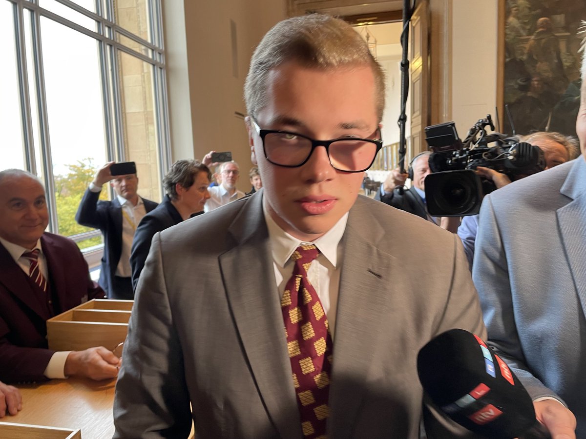 Krass. Einen Tag nach seiner Festnahme, Haftrichter-Vorführung und Entlassung etscheint AfD-Abgeordneter Daniel Halemba im Bayeriscjen Landtag. Gegen läuft ein Ermittliungsverfahren: Soll um Verwenden von Abzeichen terroristischer Organisationen gehen.