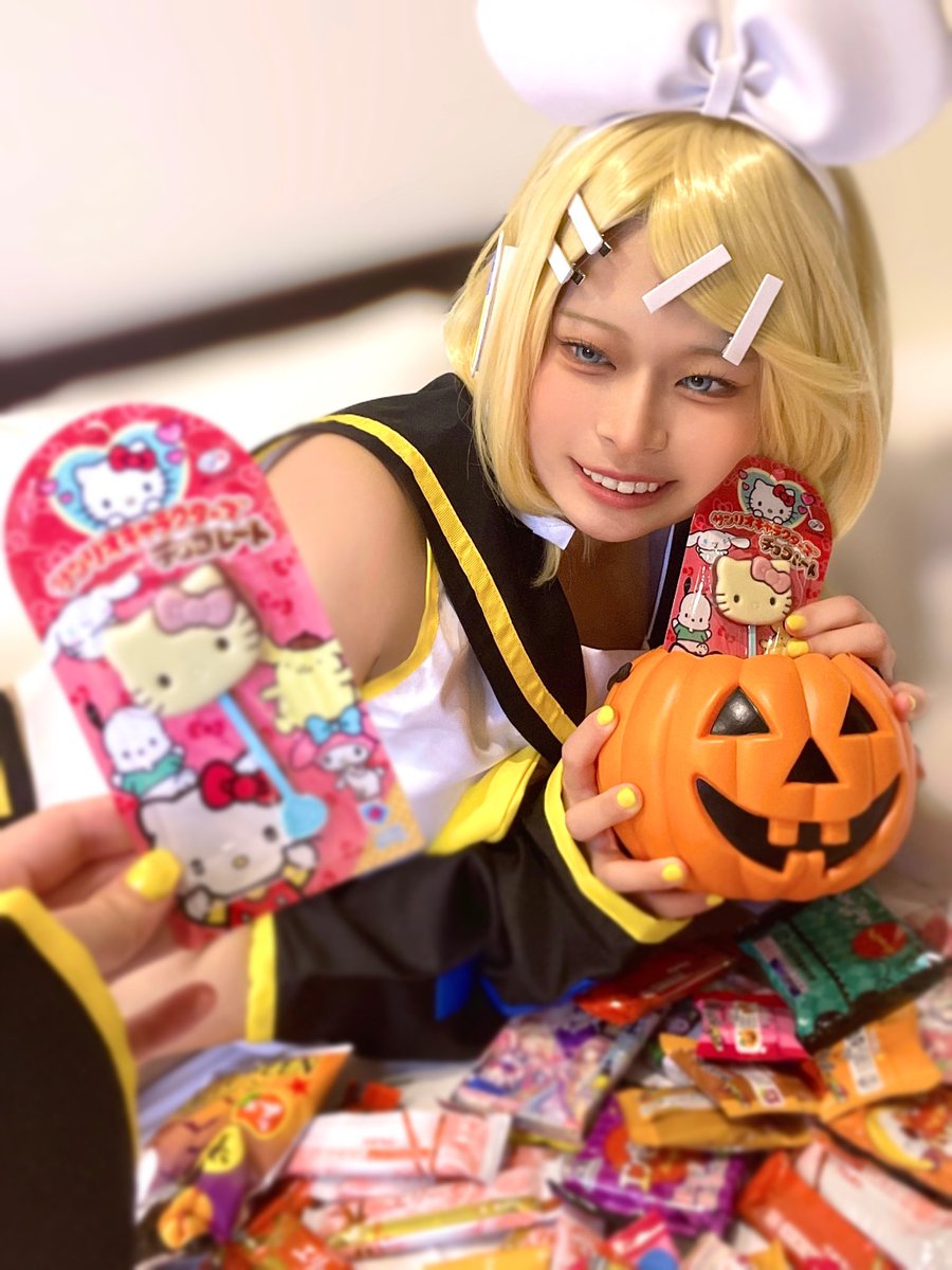 _79ru's tweet photo. レンとお菓子たくさん食べたよ🎃👻！

#cosplay 
#鏡音リン
#HappyHalloween https://t.co/6aWd35Vi2f
