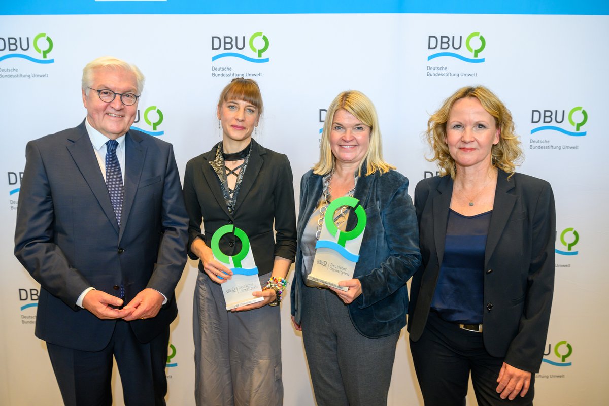 FrediOtto's tweet photo. It's an incredible honour &amp; amazing for the work from @WWAttribution to get the #Umweltpreis. Two people were missed very much: Geert Jan should have been standing on the stage next to me &amp;  #Bundespräsident, my dad next to me &amp; my fabulous sister @eledsora. #uwp23 https://t.co/P35YyR2c26