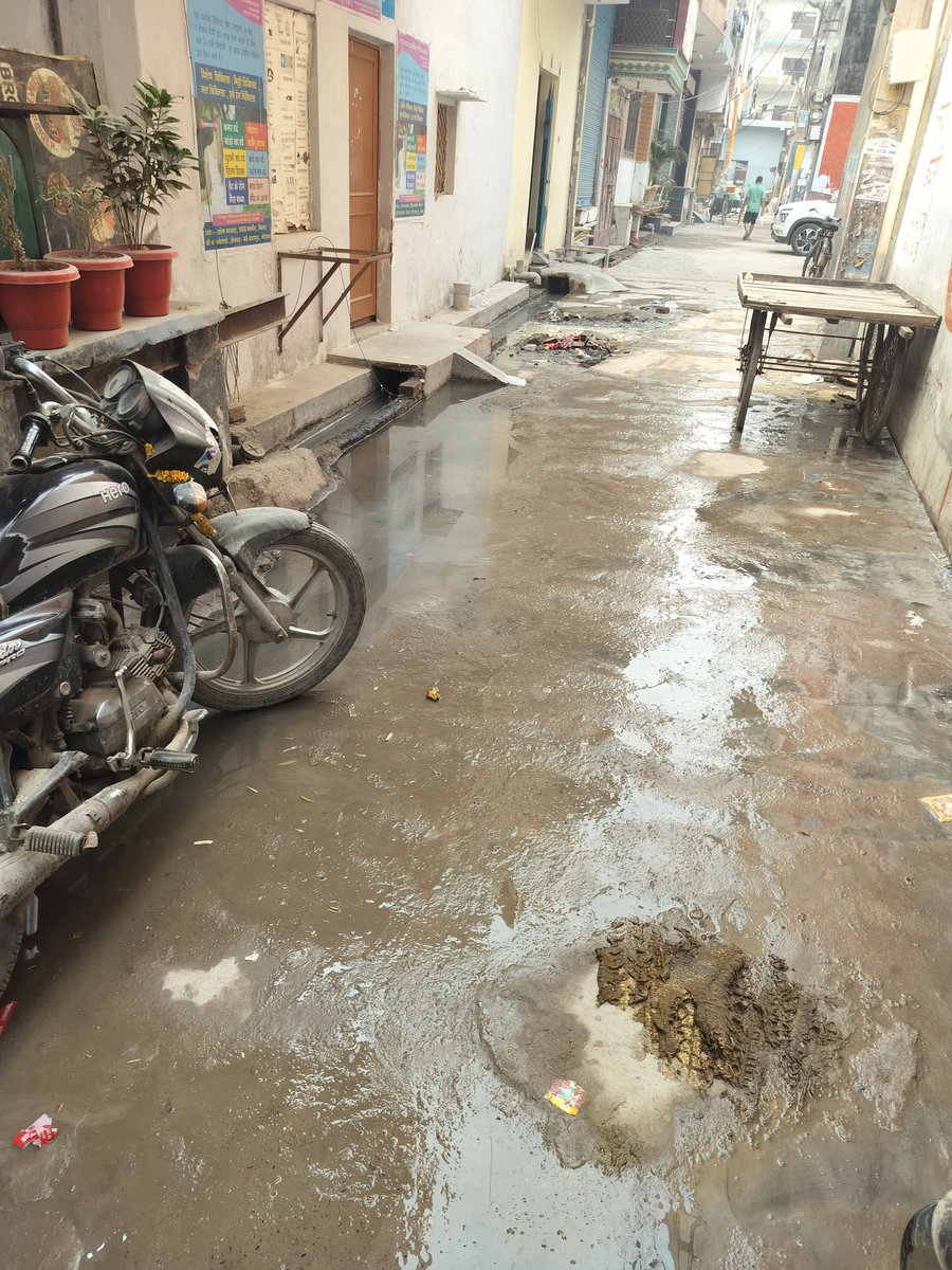 BrosPizza45's tweet photo. @noida_authority @CeoNoida sewer leaking in the area, from last 1 month, also called on customer care no one has come to check or solve the issue, it is the main market of Sadarpur Colony Sector 45, VDS Market, VK Jewellers. People are not able to walk through this lane. https://t.co/HUKVb2G1yl