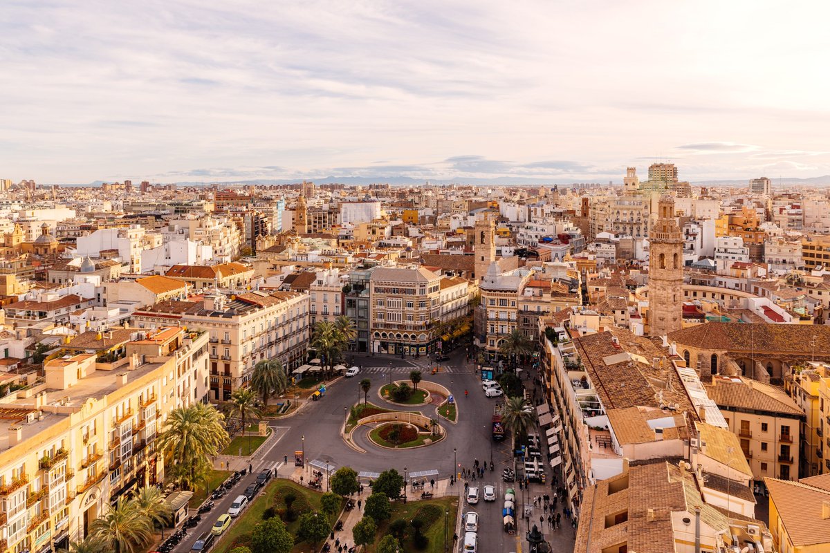 hampusmaxerik's tweet photo. I år blev Valencia först någonsin att prova en stadsomfattande 4-dagars arbetsvecka (32 timmar). 360 000 invånare ingick. Nu presenteras resultaten:

• Minskad stressnivå 😃 
• Mer sömn😴 
• Mindre trafik och luftföroreningar😮‍💨
• Mer tid till familj, vänner och aktiviteter👪 https://t.co/H8VcXzbFRT