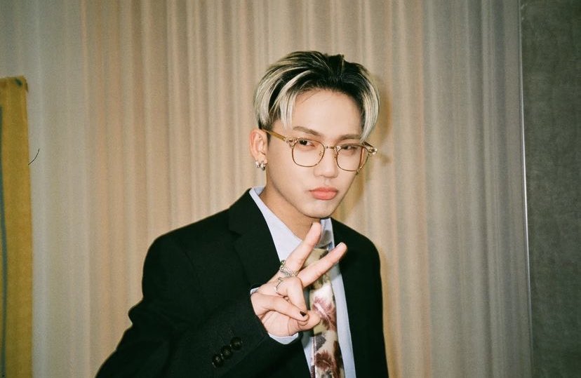 Behind the smiles, behind the stage lights, and behind the scenes, a unique bond flourishes. It's a fusion of laughter, shared dreams, and the kind of friendship that truly is a treasure in the entertainment world. And I brought back a photo whose memories will never be repeated.