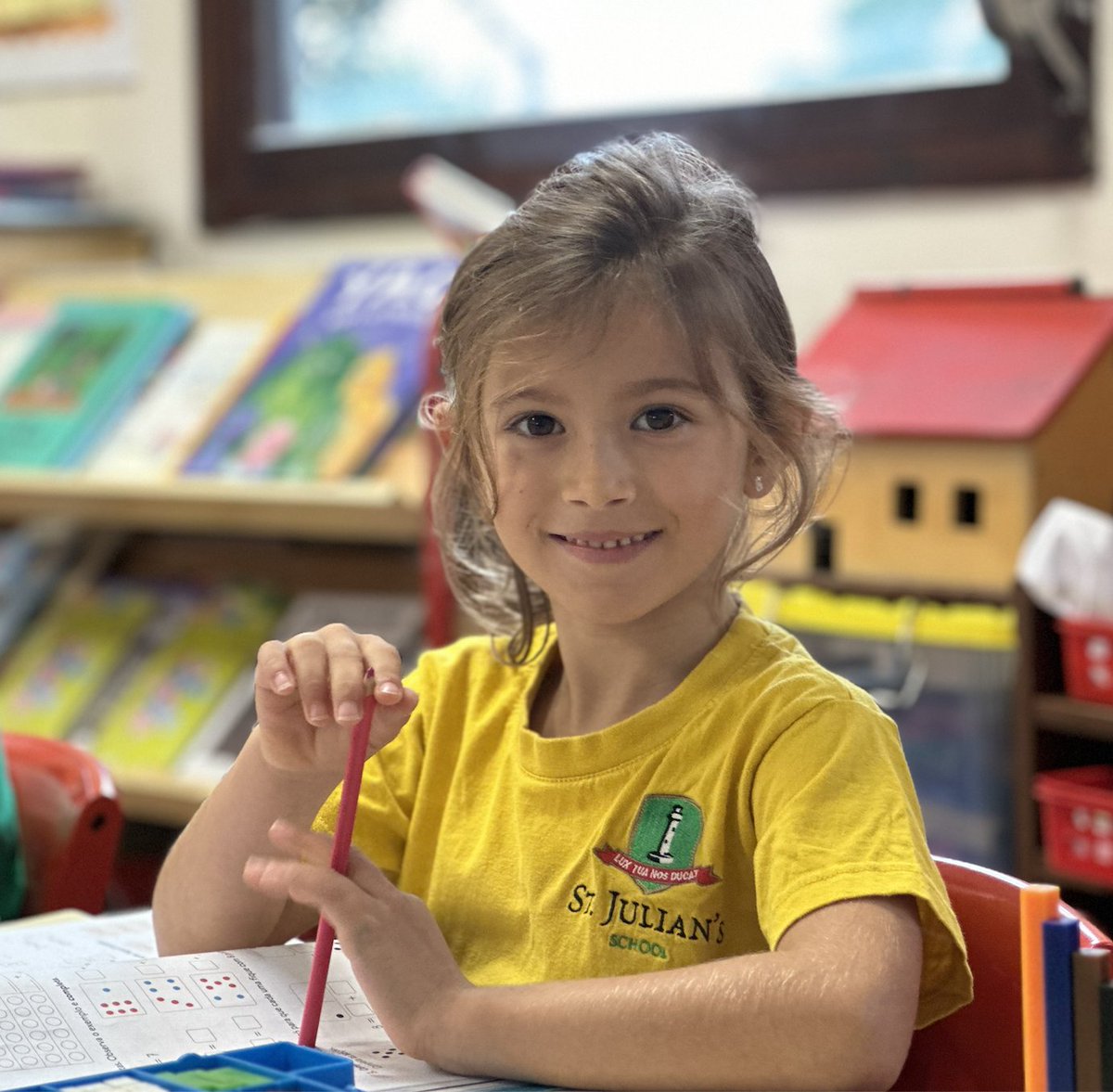 Our 1º Ano bilingual students are reading independently in English and starting with Portuguese. With 15 students from 6 nationalities, some new to English and Portuguese, their independent reading shows our strong #bilingualcurriculum.