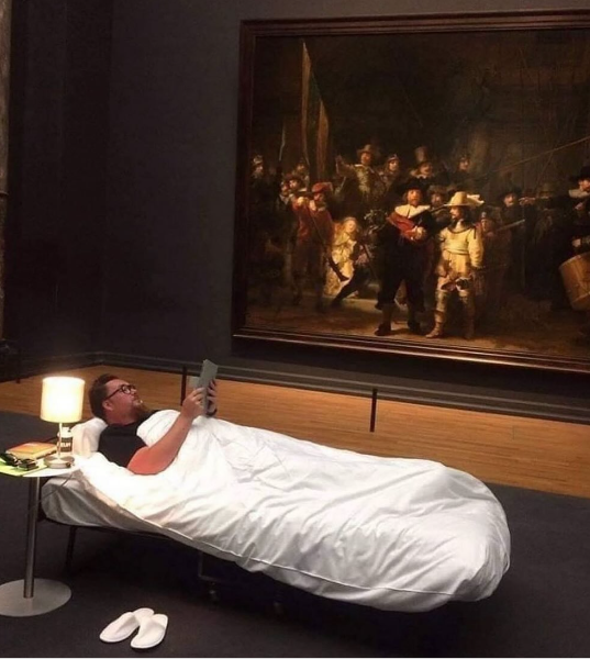 kohantoys's tweet photo. Al visitante numero 10 millones del Rijksmuseum le permitieron pasar la noche al lado de su cuadro favorito con un sandwich y un vino.
Eligió "Night Watch" de Rembrandt. https://t.co/tUxXIGna8u