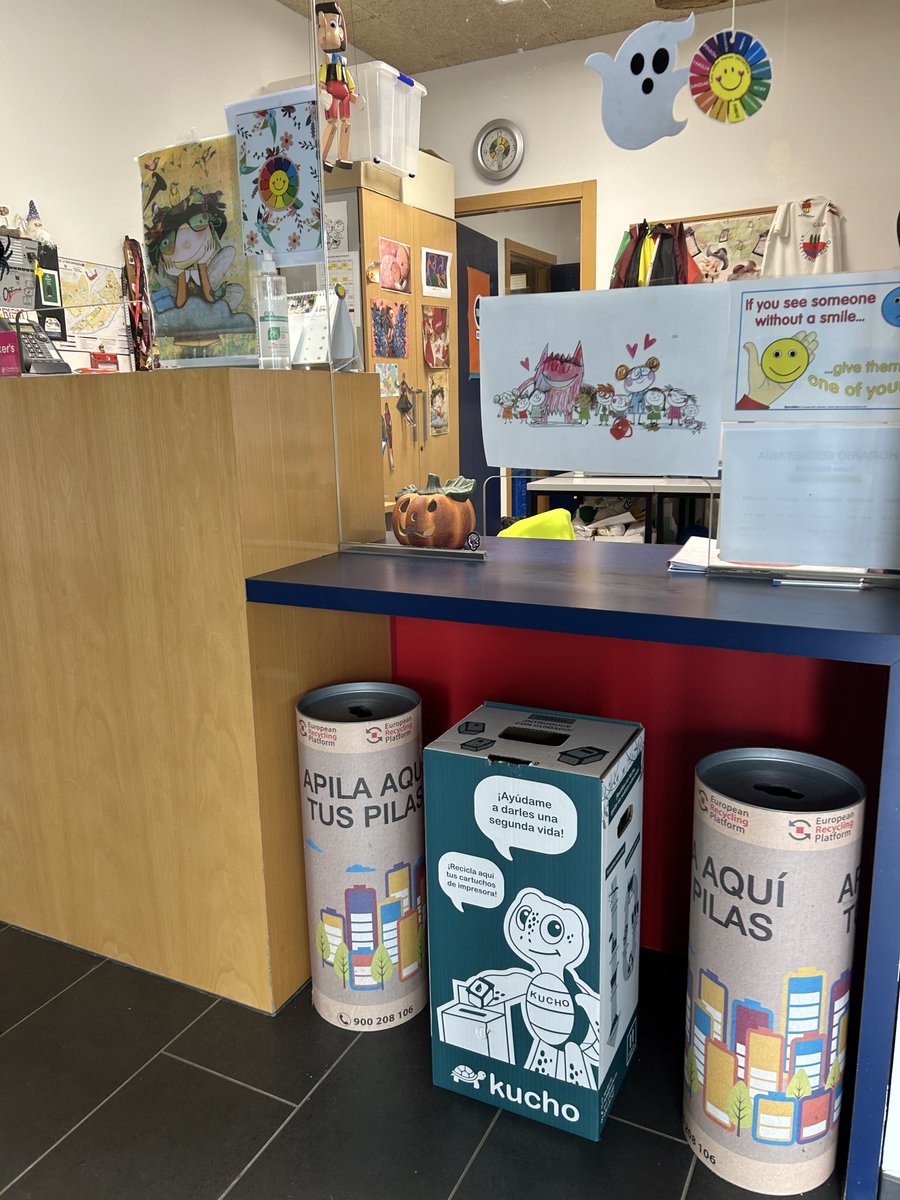 ceipkantica's tweet photo. En el colegio tenemos un nuevo contenedor para los cartuchos de impresora usados. Colaboramos con el programa Recicla-T de recogida de cartuchos vacíos de impresora con Kucho(Empresa responsable para el tratamiento y eliminación de residuos)Tráelos al cole #conSdeBITS #centroBITS https://t.co/PBPyu7LtkQ