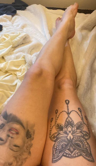 Are there others who also prefer to sleep naked, or am I in the minority? 🤪🤪 https://t.co/6lugXfkhWK<a href="/tag/newprofilepic"class="tags"><span>#newprofilepic</span></a>