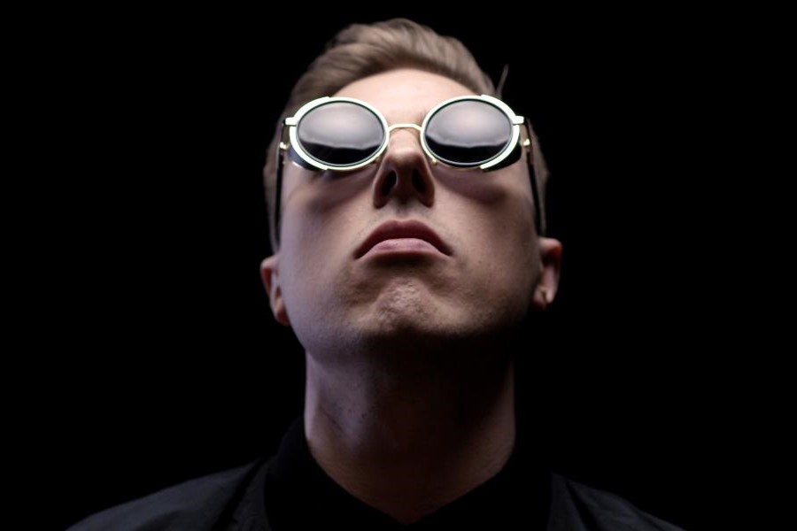 ”Bänditreeneissä kaveri heitti vähän vitsillä, että pitäskö mun räpätä mun väitöskirja.”

@SamuliJunttila on <a href="/UniEastFinland/">University of Eastern Finland</a> tutkija, joka tutkii metsien terveyttä kaukokartoituksen ja #tekoäly'n avulla. Junttila tunnetaan myös tutkimustuloksistaan räppäävänä Idän proffana.
1/