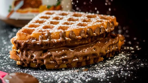 Zítra bude šéf našeho IT péct v práci waffle! 
Hádejte proč.