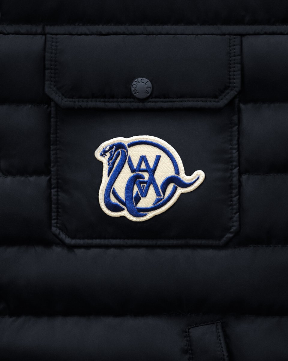 Inter's tweet image. Una collaborazione iconica tra diverse realtà di eccellenza apre a una nuova stagione.
Segni iconici e distintivi dei brand si fondono nella shirt-jacket limited edition Inter x Moncler by Arsham.

#INTERXMONCLERBYARSHAM
#INTERCONNECTED
@Moncler @DanielArsham