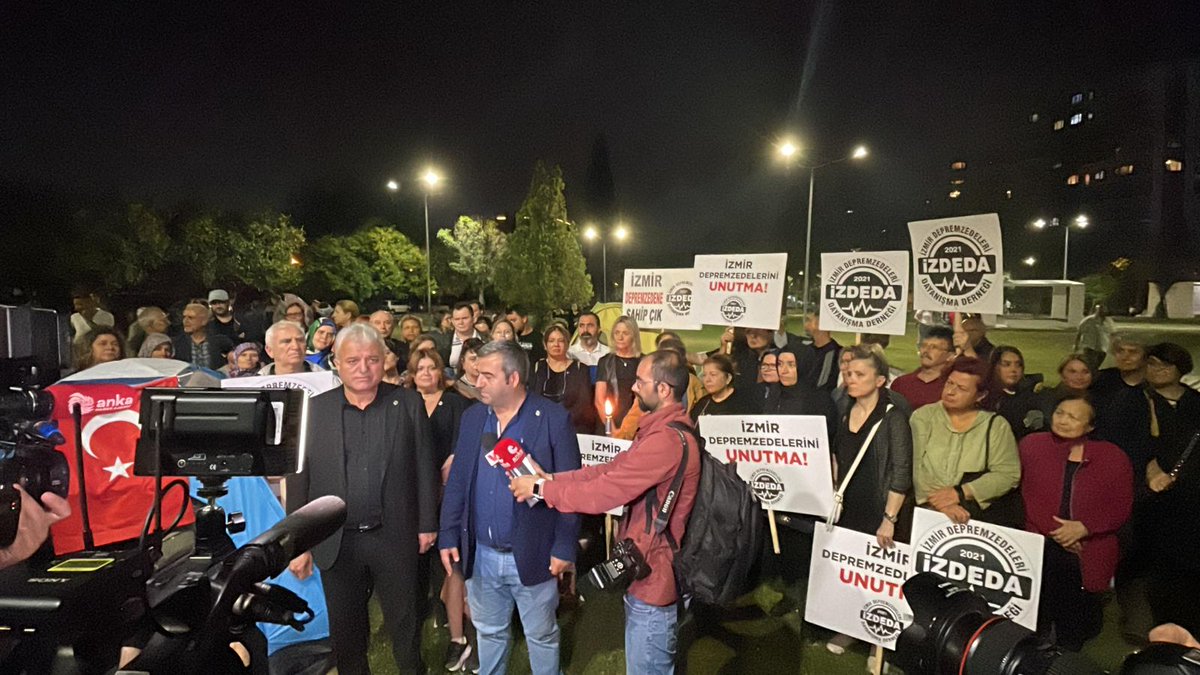enver_ozonay's tweet photo. @Fkoruyucu1 @csbgovtr @akpartiizmir @Akparti Depremde evi oturulamaz hale gelenlerin ancak %5'inin ev sorununu çözerek "Depremzedelerin ev sorununu çözdük." diyemezsiniz.
Bu depremzedeler 3 yılda ev sorunları çözülmediği için eylem yapıyor, basın açıklaması ile gerçekleri duyurmaya çalışıyor.
@izdeda #İzmireKulakVerin https://t.co/Rbo1i9f25F