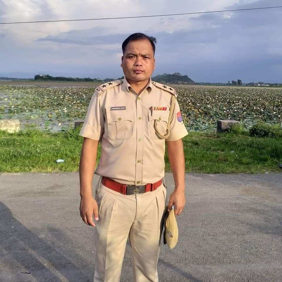 HGoulungmon's tweet photo. On 13th September 2023 Manipur police Sub inspector, Onkhomang Haokip was shot dead by Meitei terrorist with a  Sniper while he was on official duty,But @NBirenSingh Singh who also hold a portfolio of Home Minister was in silent. Today, Chingtham Anand  OC of moreh police was shot dead by unknown miscreants, Unsurprisingly, CM of the state Tweet " The perpetrators will be bought to justice"
 what about the perpetrators of(L) Onkhomang Haokip who is a sub inspector of Manipur police, why only he seek justice of Chingtham Anand? Just because he is from Meitei community?
#Communal Chief Minister
Is the LAW in Manipur Justifiable?
@LiveLawIndia  @AmitShah 
#ThisIsKuki_ZoStory 
#SeparateAdministration4Kuki_Zo