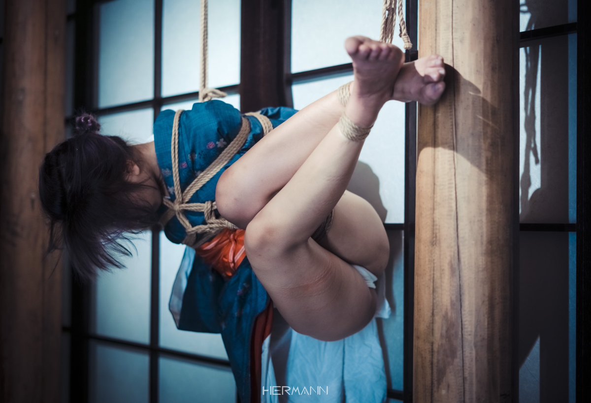 Hermann____X's tweet photo. 《Force to see》
M：@Sylvia_shibari 
P：@IceyxJ1 
#shibari #绳缚 https://t.co/OkzeFZnJkr