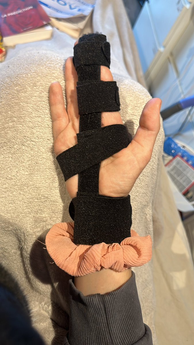 Et une nouvelle attelle pour la collection 🥲