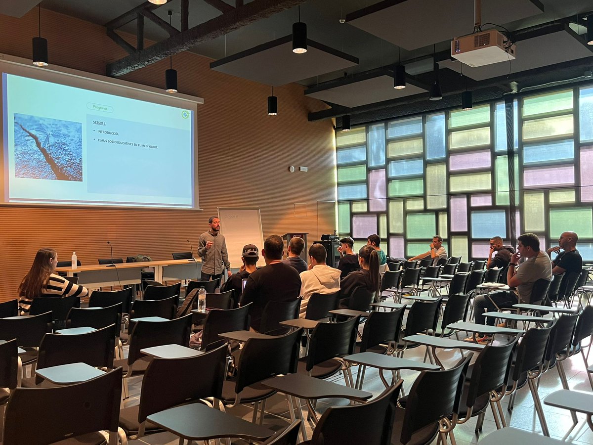 🗣️FORMACIÓ d'educadors i educadores del projecte #JESAdiba 
👉Primera sessió en què estem treballant la informació de context i les claus socioeducatives en el medi obert per establir aliances i fer xarxa amb els agents del territori