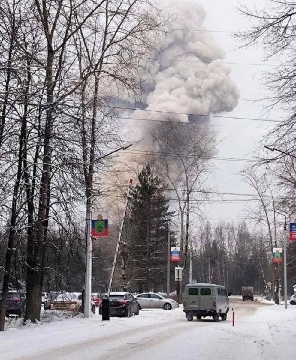 KyivPost's tweet image. ⚡️An explosion occurred at a military factory in Russia&apos;s #Perm Krai.

The incident took place at the building of the Solikamsk plant &quot;Ural,&quot; one of the largest military-industrial factories in Russia. They produce various military ammunition and explosives there.