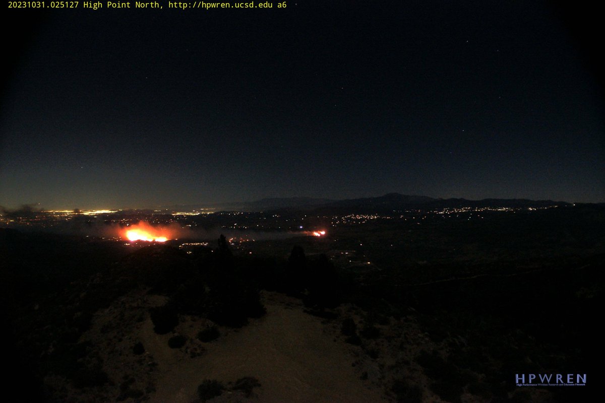 #HighlandFire (Riverside Co) - The fire is now well established in the canyons, making a run towards Hwy 79 & Sage Rd, in alignment w/ winds & moving at a critical rate of spread. About a half to 3/4 of a mile away. Updates > share.watchduty.org/i/14312