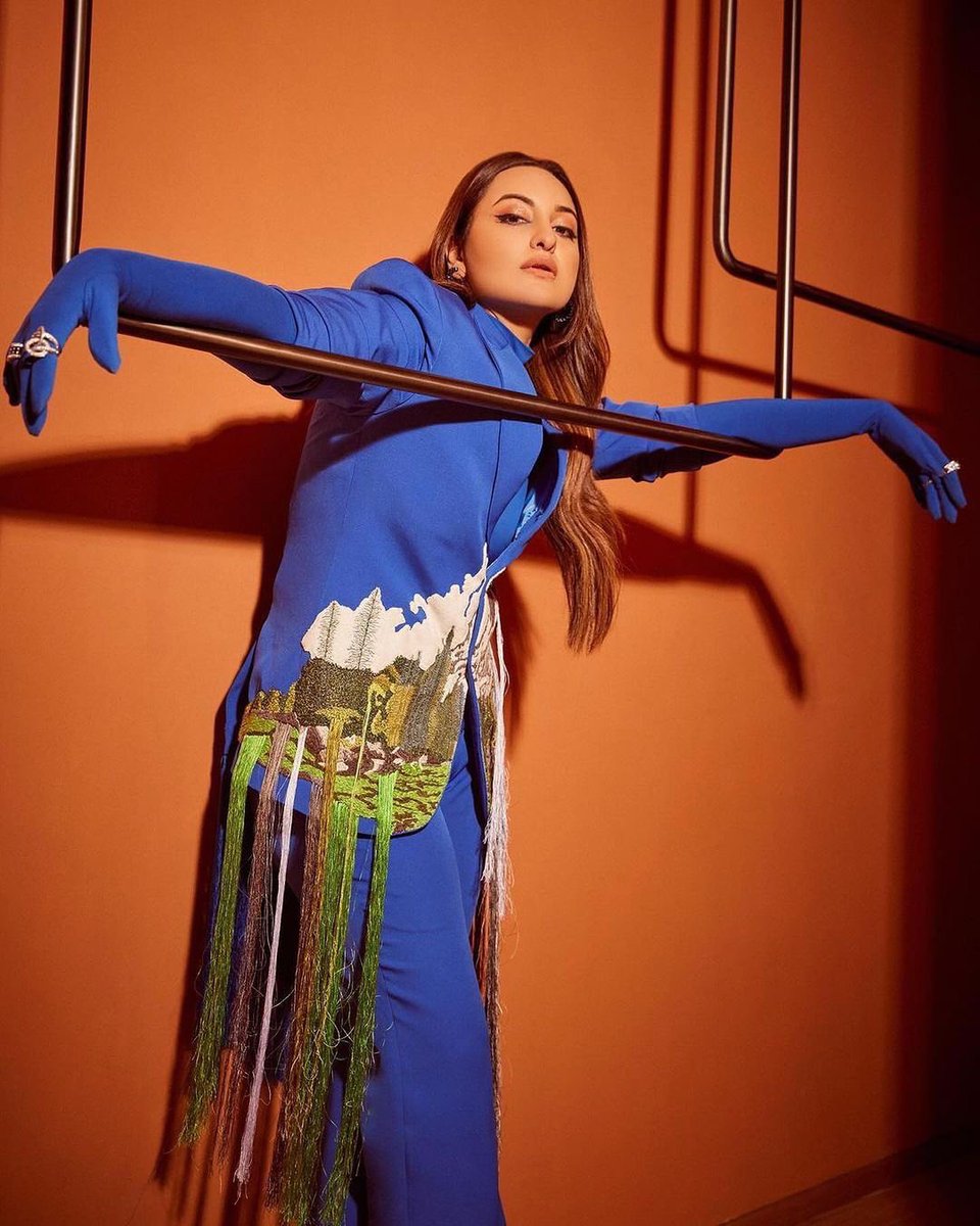 Communiqué Film PR tweet media