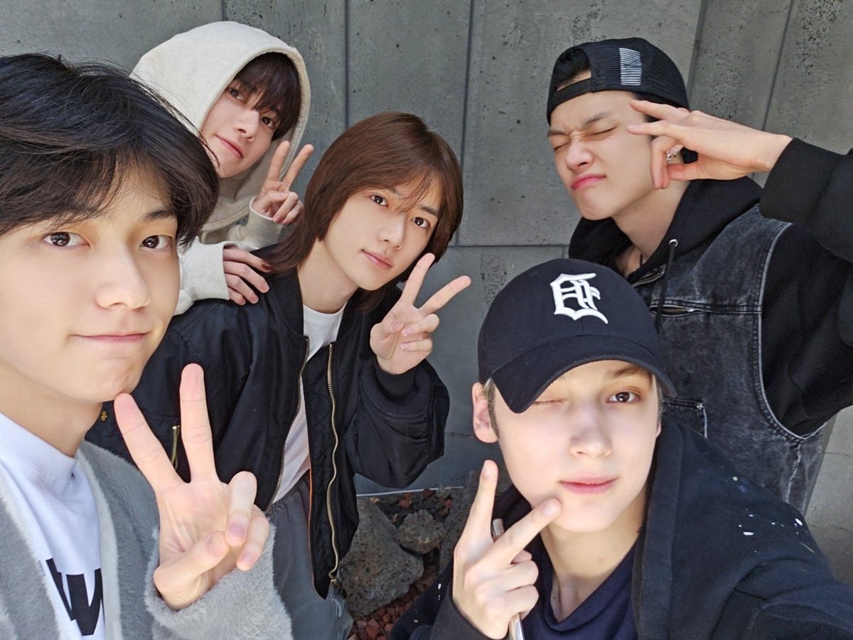 TXTUNOFFlClAL's tweet photo. TXT enjoying a well deserved vacation together after the promotions💕 https://t.co/SggqkgMzlv