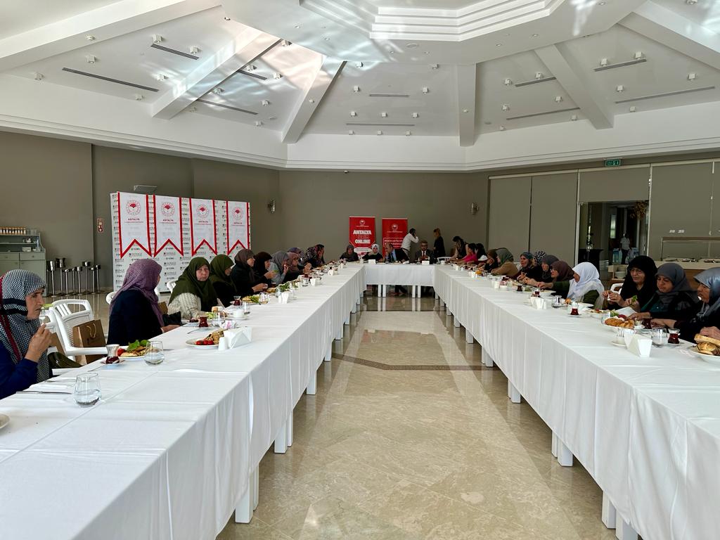 #EmektarÇiftçiBuluşmaları- Elmalı

Dünyayı besleyen Emektar Kadın Çiftçi Annelerimizle Mirage Park Resort Hotel'de  buluştuk. Tarımda kadın emeğinin önemi ve tarımla ilgili istişare ettik.

#GelecekTarımda
#TarımAntalyada

<a href="/FratErkal/">Fırat Erkal</a> <a href="/ibrahimyumakli/">İbrahim Yumaklı</a>
<a href="/bekirgizligider/">Ebubekir GİZLİGİDER</a> <a href="/EmineErdogan/">Emine Erdoğan</a>