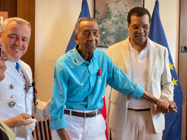 CEM_AAE's tweet image. Auguste Plenet, vétéran de la 2nd Guerre mondiale et 1er pilote de chasse guyanais, nous a quittés. Témoin de l’Histoire, il s'est engagé à 18 ans dans les FFL et s'est consacré au devoir de mémoire auprès de la jeunesse. Cet Aviateur laisse un héritage inspirant rempli d'espoir.