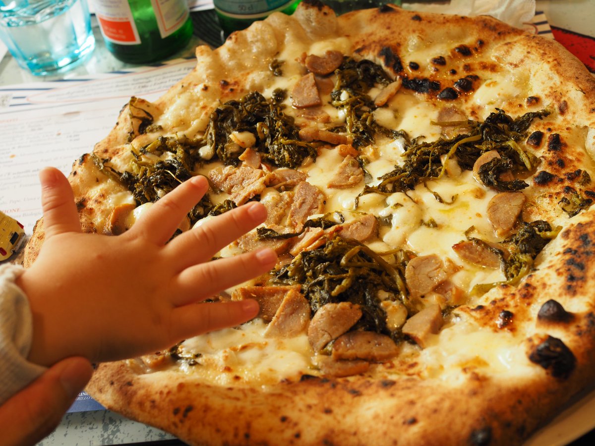 shogohesaka's tweet photo. 普段は年に2〜3回程度しかピザは食べないが、イタリアに来たからには食べられずにはいられない。中でもほろ苦さがたまらない旬菜Friarielli&Salsiccaのピザは絶品。
ミラノにも美味しいピッツェリアは山のようにあってきりがない。
※サイズは直径32cm
#Pizzeria
#GEPPO
#GinoSorbilloLievitoMadre https://t.co/aiiRIvrYK6
