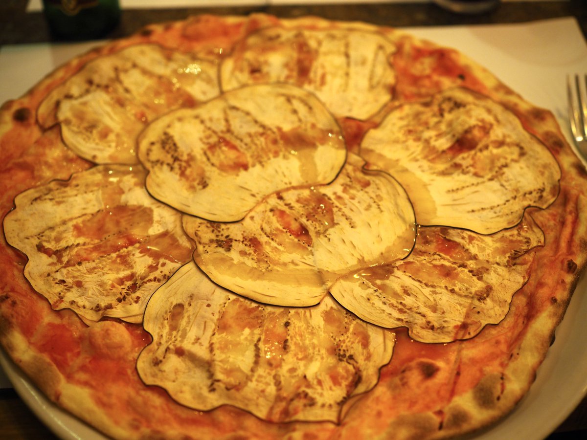 shogohesaka's tweet photo. 普段は年に2〜3回程度しかピザは食べないが、イタリアに来たからには食べられずにはいられない。中でもほろ苦さがたまらない旬菜Friarielli&Salsiccaのピザは絶品。
ミラノにも美味しいピッツェリアは山のようにあってきりがない。
※サイズは直径32cm
#Pizzeria
#GEPPO
#GinoSorbilloLievitoMadre https://t.co/aiiRIvrYK6