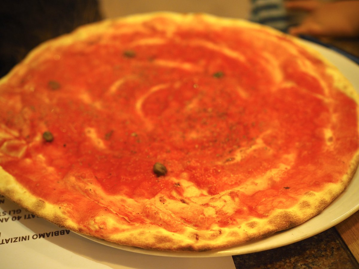 shogohesaka's tweet photo. 普段は年に2〜3回程度しかピザは食べないが、イタリアに来たからには食べられずにはいられない。中でもほろ苦さがたまらない旬菜Friarielli&Salsiccaのピザは絶品。
ミラノにも美味しいピッツェリアは山のようにあってきりがない。
※サイズは直径32cm
#Pizzeria
#GEPPO
#GinoSorbilloLievitoMadre https://t.co/aiiRIvrYK6