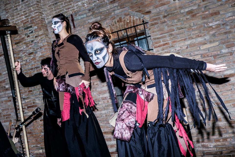 Fantasmi  che si aggirano per le strette vie del centro storico, cortei di zombie  spaventosi, streghe e fattucchiere che sorvolano il cielo notturno  nella notte più “terribile” dell’anno. Tutto è pronto a  #Comacchio per la grande festa di #Halloween! ferrarainfo.com/it/comacchio/e…