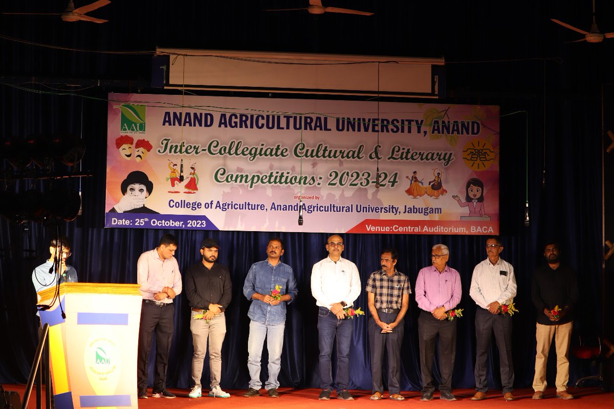 AnkitRav2693's tweet photo. જે મંચને નત્મસ્તક  થઈ તમે અભિનય શીખ્યા હો એ જ મંચ પર નિર્ણાયક તરીકે ઉભા રહેવું એનાથી વિશેષ ગૌરવપૂર્ણ ક્ષણ બીજી હોઈ જ ન શકે. સુંદર ગ���િમા પૂર્ણ અવસર પ્રદાન કરવા માટે કોલેજ ઓફ એગ્રીકલ્ચર,જબુગામ તેમજ આણંદ કૃષિ વિશ્વવિદ્યાલયનો ખુબ ખુબ આભાર @parashah91 https://t.co/lSkOft58au