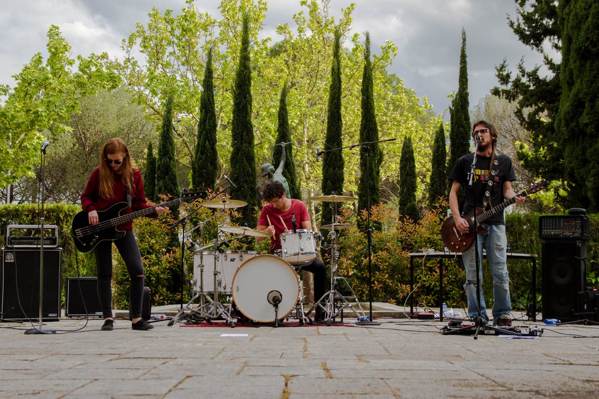 Pues bien, la sorpresa (bastante predecible) es que dentro de poco sacaremos un nuevo LP que recoge uno de los conciertos en los que tocamos íntegro el #RedAppleTSZ en la Complu. Será también nuestro primer disco en directo, y eso mola.