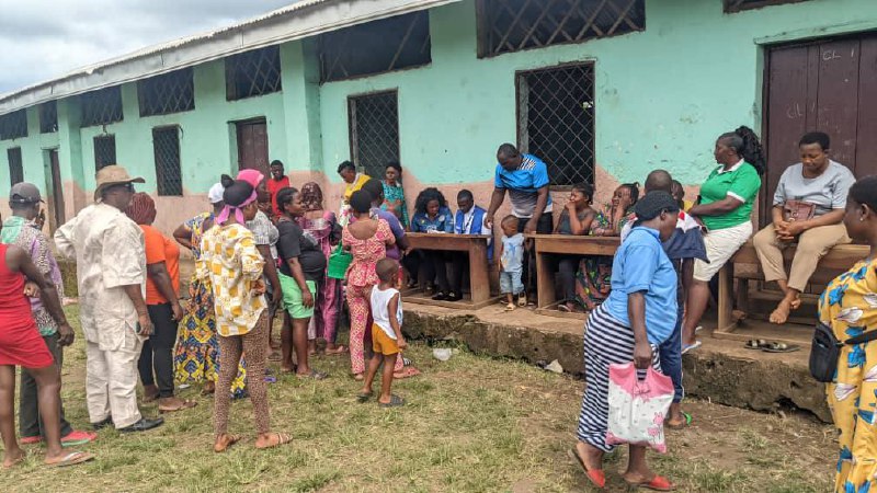 RAGJ_Cameroon's tweet photo. One of our work sessions at Tiko Hall 2.
#RAGJ Mobile Legal Clinic worked with over 700 persons spread over two halls. However, due to the population size and limited space in the two halls, we worked with some participants who stayed outside as well.
#legalaid #MobileClinic https://t.co/uJjsL11YHj