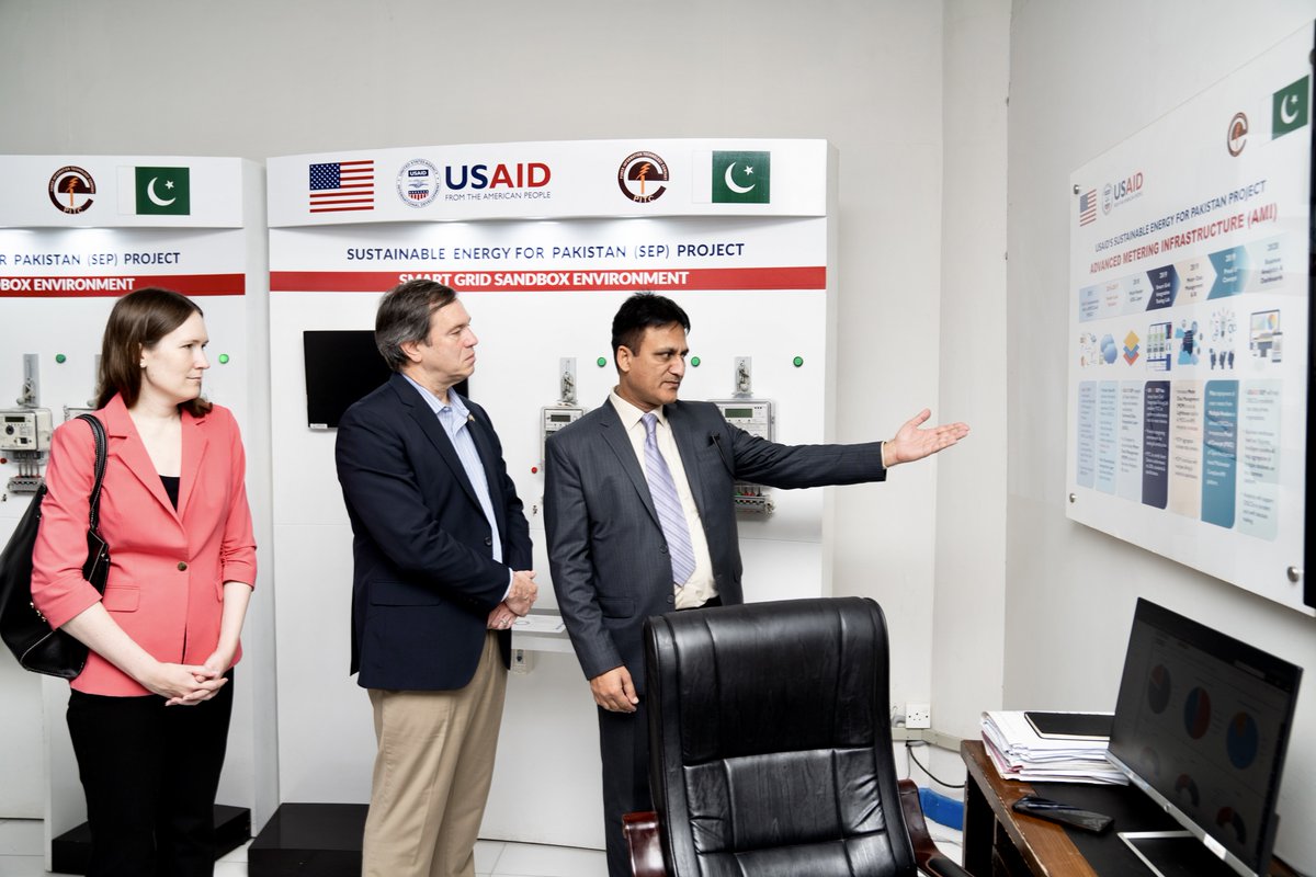 🇺🇸🇵🇰 partnership is helping to improve energy security. Thanks to innovations like smart meters & a mobile app, @USAID_Pakistan-funded Smart Grid Lab empowers 🇵🇰 consumers to better manage & monitor electricity usage. DCM Schofer and CG Hawkins visited the lab at WAPDA House…