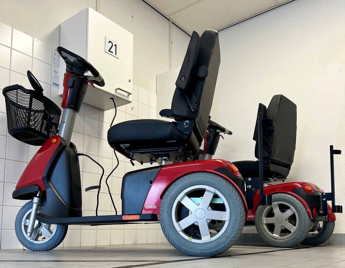Bewoonster Jet Martijnse (75): "Er was geen plek om een eigen scootmobiel te stallen. Daardoor moest ik noodgedwongen met een rollator naar de stad. Door dit project kan ik wel gebruik maken van een scootmobiel. Nu kom ik wat verder dan alleen de stad!" 

waterwegwonen.nl/over-waterweg-…