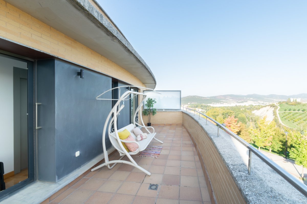 Inmo_DDC's tweet image. ¡Escoger sólo 4 fotos de esta casa es imposible! 

¿Qué os enseñamos? ¿Sus #terrazas, sus preciosas vistas, sus acogedores #dormitorios, sus enormes salones o la #cocina de ensueño?

¡Te dejamos el link con toda la galería y la info para que elijas tú! 🥰

idealista.com/pro/ddd-gestio…