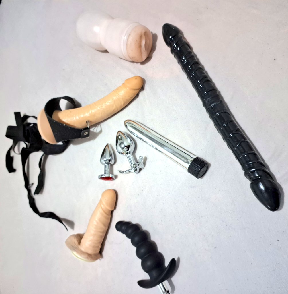 Gordincwb1's tweet photo. Nossos brinquedinhos! Eu e Minha Rainha @GatinhaSapekka queremos mais alguém para usarmos a 3 #consolo #pluganal #vibrador #strapon #massageadorprostatico #sexogostoso #semtaboo https://t.co/vXEuF4uHCA