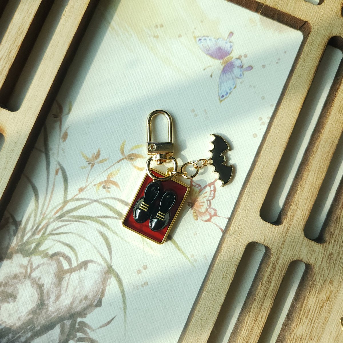 "내가 이 지옥에서 데리고 나가 줄게요..." #박쥐 #영화박쥐 #박찬욱 #송강호 #김옥빈 #크낵굿즈_박쥐 #크낵Translate post