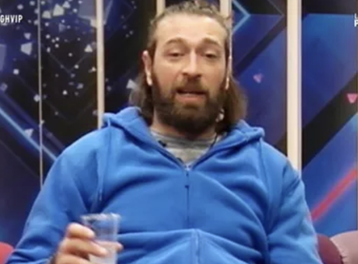 Santiflux's tweet image. Tontingo ha sido el Julius de esta edición, que entró en GH para lanzar su carrera y se largó con el rabito entre las piernas por insoportable y dictador #GHVIP310