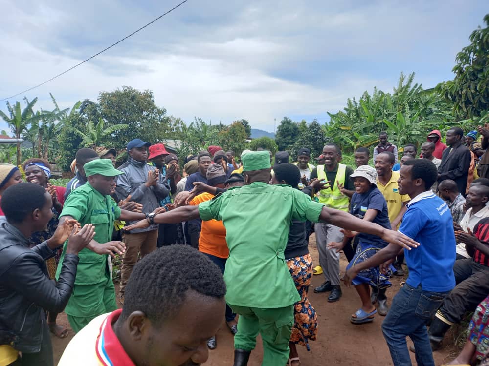 RYVCPGakenke's tweet image. #youthvolunteersMonth:Uyu munsi @GakenkeDistrict hasojwe ukwezi kwahariwe ibikorwa by'ubukorerabushake aho Urubyiruko rw'abakorerabushake @RYVCPGakenke bakurungiye #inzu y'umuturage utishoboye bakanatanga #Inka @jnabdallah @KubanaRichard @RwandaLocalGov @DUNIASaadi1 @Rwandapolice