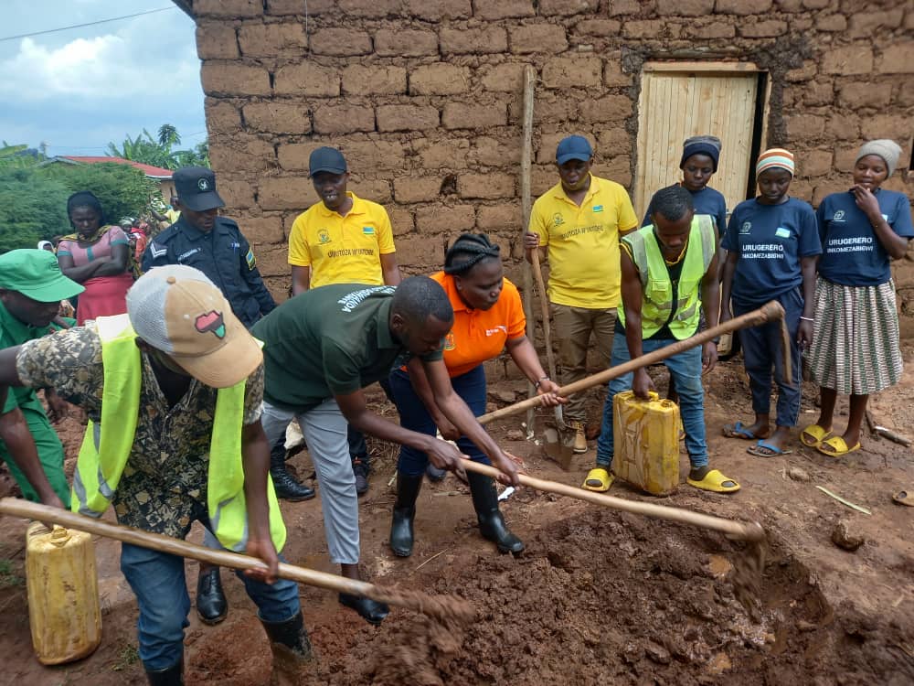 RYVCPGakenke's tweet image. #youthvolunteersMonth:Uyu munsi @GakenkeDistrict hasojwe ukwezi kwahariwe ibikorwa by'ubukorerabushake aho Urubyiruko rw'abakorerabushake @RYVCPGakenke bakurungiye #inzu y'umuturage utishoboye bakanatanga #Inka @jnabdallah @KubanaRichard @RwandaLocalGov @DUNIASaadi1 @Rwandapolice